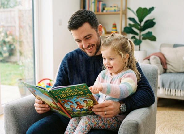 Kiddirise Dad and daughter reading together Dad and daughter reading together